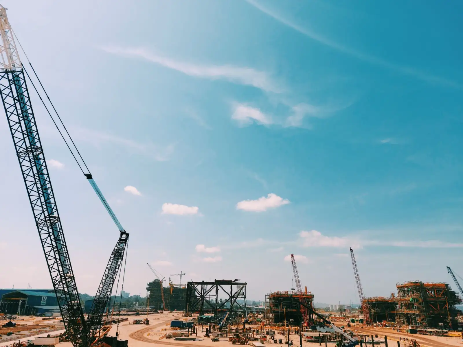 钢结构厂房与网架结构在工业建筑中的选型对比分析
