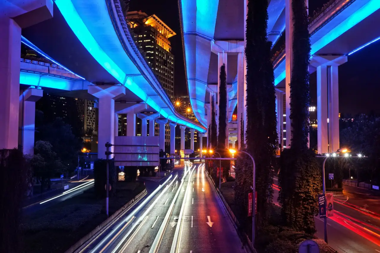 网架结构与钢结构厂房：两种大跨度工业建筑方案的对比分析