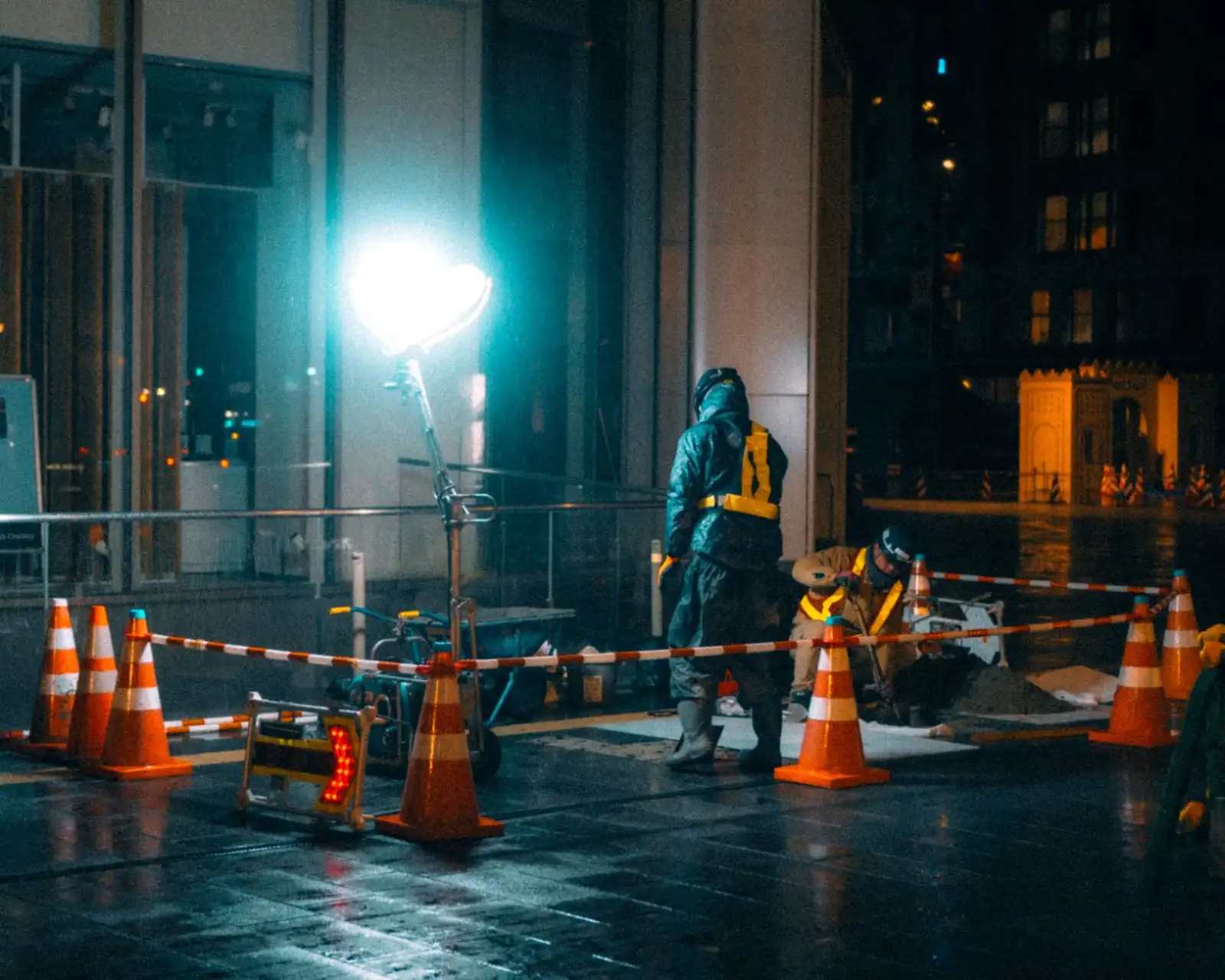 钢结构厂房建设如何选择H型钢与彩钢板配套方案——重庆恒凡达工程实践解析