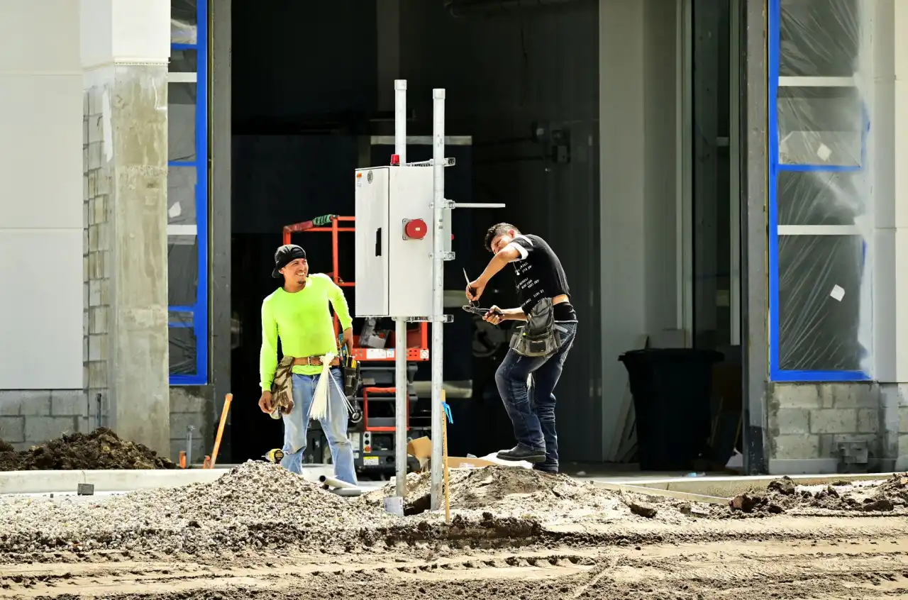 网架结构与钢结构厂房：两种大跨度工业建筑方案的对比分析