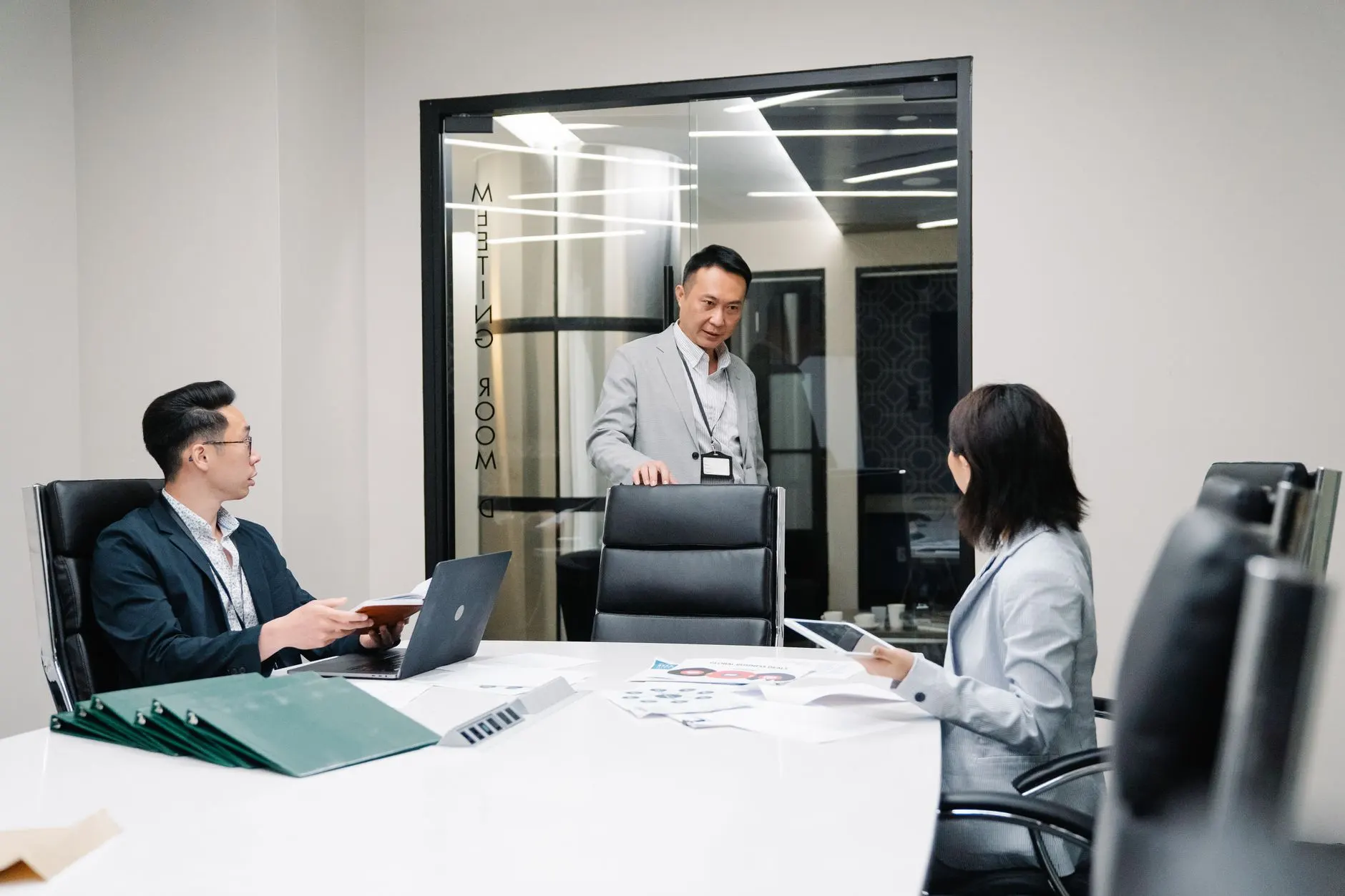 西南地区网架结构工程中彩钢板与钢构件的配套应用方案