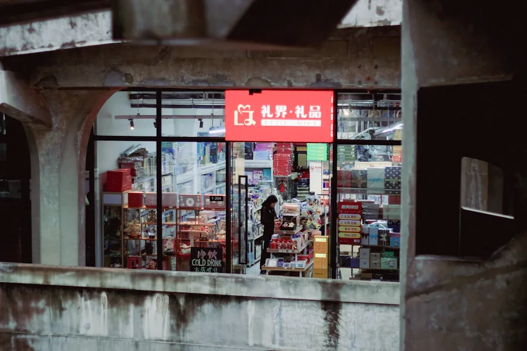 钢结构厂房与网架结构在工业建筑中的适用场景对比分析
