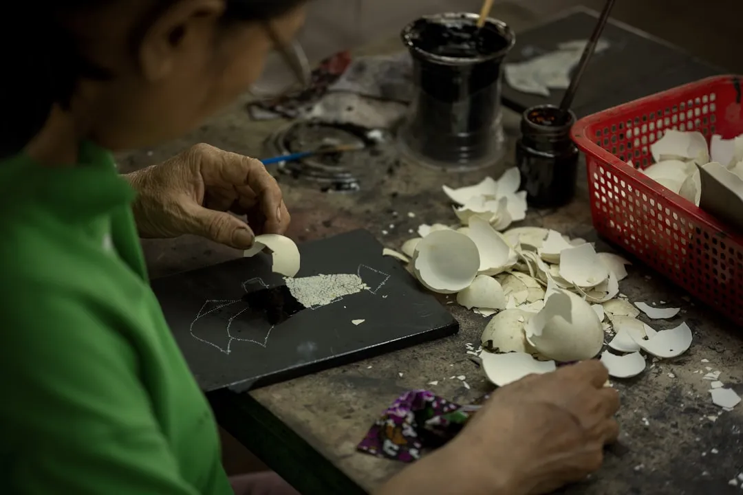 彩钢板与钢结构加工在工业厂房中的应用对比及选型建议