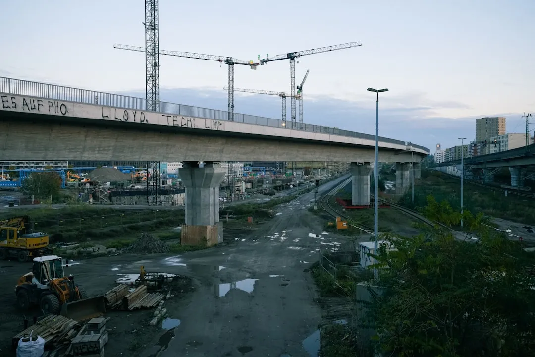 钢结构厂房与网架结构选型对比：工业建筑如何选择合适的结构形式