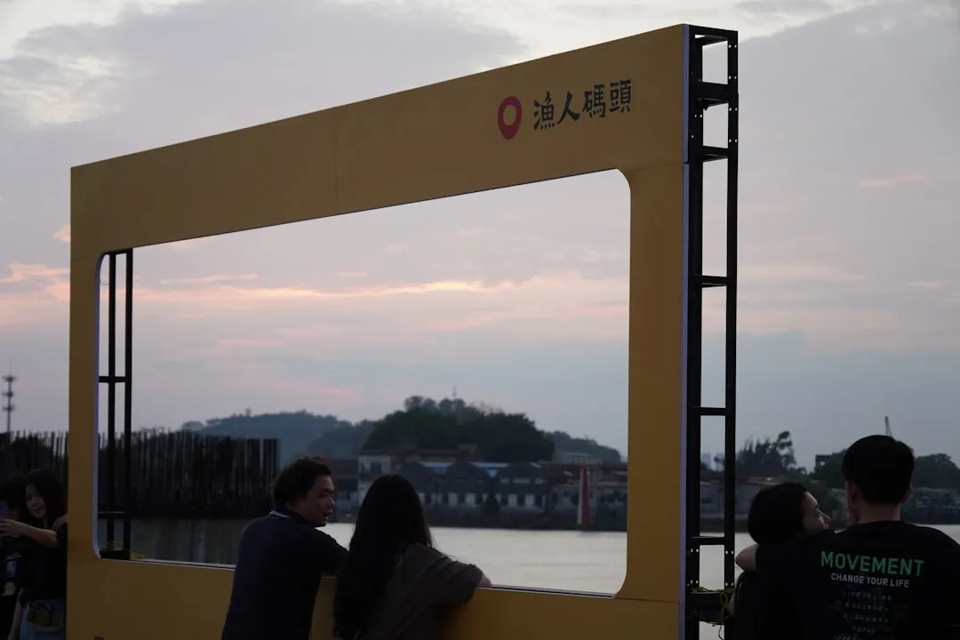 重庆钢结构厂房建设：H型钢选型与彩钢板围护系统技术解析