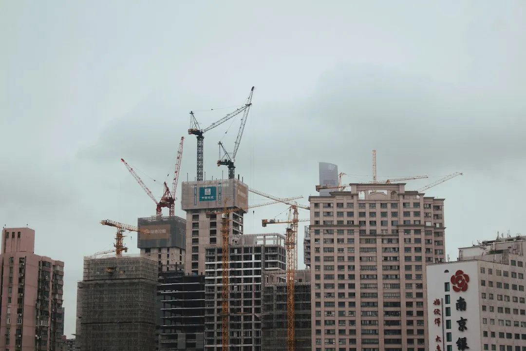 西南地区彩钢板与H型钢在工业建筑中的应用优势对比